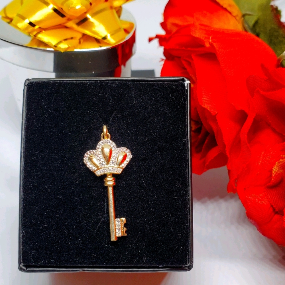 10kt YG Diamond Crown Key Pendant